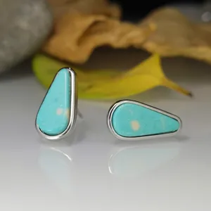 Boucles d'oreilles clous en argent 925 turquoise, beau design géométrique unique.