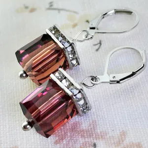 Vista detallada de pendientes de cubo de cristal morado vintage con pedrería brillante.