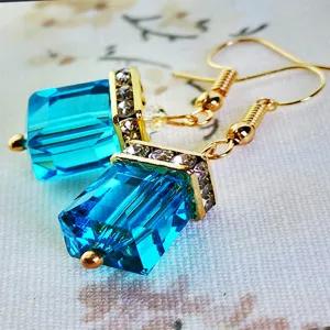 Pendientes colgantes de cristal cúbico azul con pedrería brillante para mujer elegante.