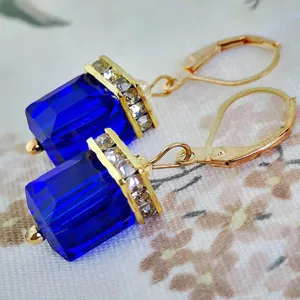Primer plano detallado de los pendientes vintage de cristal azul con brillantes strass.