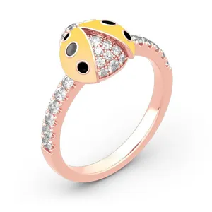 Vista detallada del anillo de mariquita en oro rosa con esmalte amarillo y pavé.
