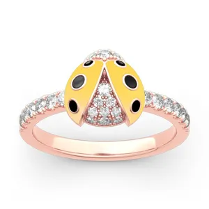 Vista de detalle cercana del lindo anillo de mariquita amarilla con diamantes en oro rosa.