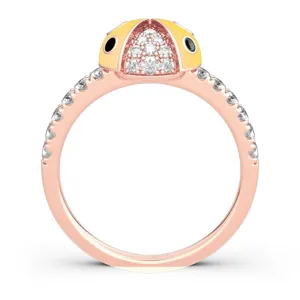 Vista detallada del lindo anillo de mariquita amarilla con piedras y banda de oro rosa.