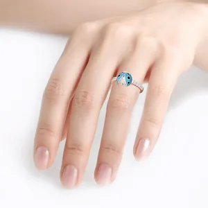 Primer plano del anillo de mariquita azul, acabado en oro rosa y detalles de diamantes.