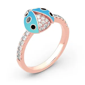 Hermoso anillo de mariquita en oro rosa con esmalte azul y brillantes diamantes radiantes.