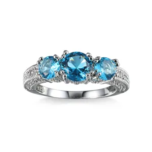 Nahaufnahme Detail eines silbernen Dreistein blauen Zirkonrings mit Vintage Pave Band.