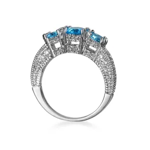 Eleganter weißvergoldeter Ring mit blauen Zirkoniasteinen und funkelnden kleinen Zirkonen.