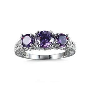 Detailansicht des dreisteinigen violetten Zirkonringes mit filigranem silbernem Schmuckband.