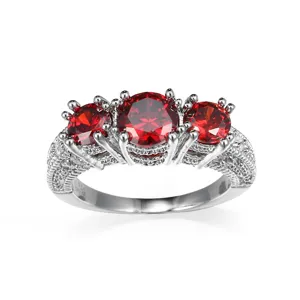 Detaillierte Nahaufnahme des dreisteinigen roten Zirkonia-Rings im Vintage-Stil.