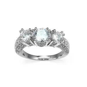 Detaillierte Ansicht eines wunderschönen dreisteinigen Zirkonia Rings mit funkelndem Band.