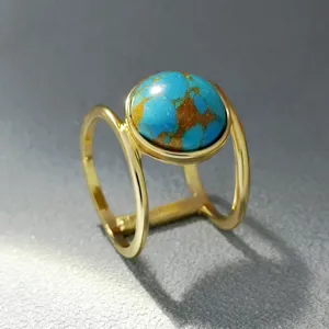 Élégant bague double anneau plaquée or sertie d'une superbe pierre naturelle turquoise.
