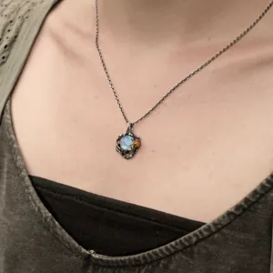 Collier en argent branche de feuille vintage avec pendentif en pierre de lune colorée détail
