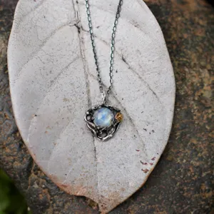 Gros plan détaillé de la feuille rétro et branche pendentif en pierre de lune collier