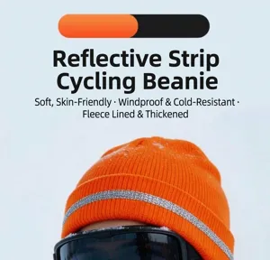 Detailansicht der reflektierenden Fahrradmütze, dick gefütterte Thermomütze für den Winter.