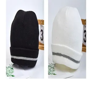 Reflektierende Winter Strickmütze für Nachtradfahren, warme Wollmütze in Schwarz Weiß.