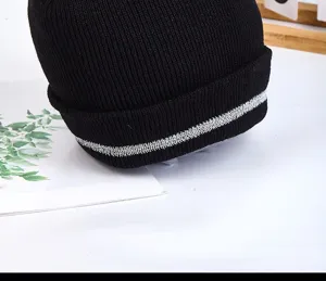 Schwarze Strickmütze Wintermütze mit reflektierendem Streifen Detail für Nachtfahrten.