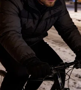 Detailansicht der Herren Winter Radjacke und Handschuhe fur nachtliche Outdoor Radsport Warme.