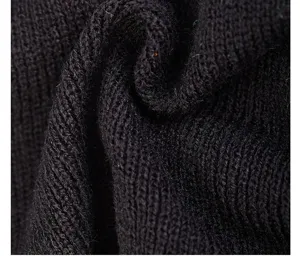 Nahaufnahme der schwarzen Stricktextur mit feinem Wollmaterial für Mützendetails.