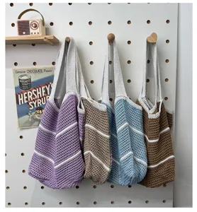 Gekhäkelte gestreifte Umhängetasche Detailansicht, lässige Stricktasche im Lifestyle-Setup