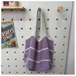 Gestrickte Häkel-Totetasche im Detail, lässige lila-weiß gestreifte Schultertasche Damen.