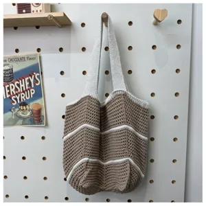 Gemütliche gehäkelte gestreifte Umhängetasche Detailansicht, lässige Handtasche für Alltag.