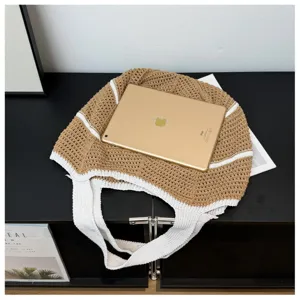 Detailansicht einer stilvollen Strick-Häkel-Schultertasche mit braun-weißen Streifen.