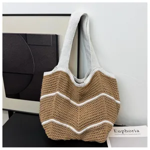 Schicke lässige Damen Strick Schultertasche, stilvolle braun weiße gehäkelte Shopper Handtasche.