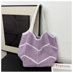 Detailansicht einer schicken violetten gewebten Häkeltasche, stilvoll und minimalistisch.