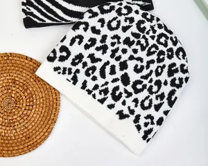 Berretto in maglia con stampa leopardata bianco e nero per donna uomo cappello invernale.