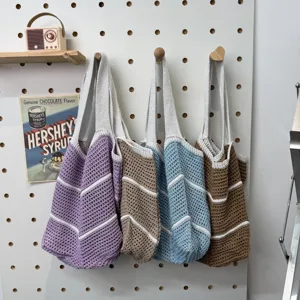 Stilvolle gestrickte Häkel-Schultertasche im lässigen Streifendesign für den Alltag.