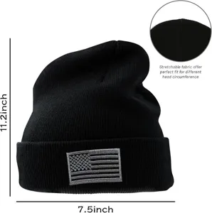 Schwarze Strickmütze mit besticktem Flaggen-Patch, elastischer Stoff für bequeme Passform.