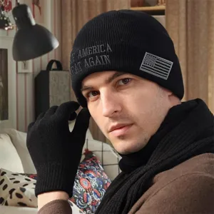 Klassische schwarze Strickmütze mit gesticktem Text und Flagsendetail für Damen und Herren.
