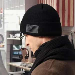 Klassische schwarze Strickmütze mit gesticktem Flaggen-Aufnäher, warme Wintermütze für Herren.