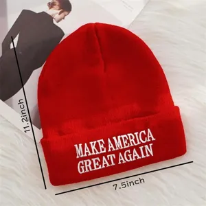 Modische rote warme Strickmütze mit gesticktem Slogan für Damen und Herren im Winter