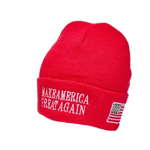 Rote Strickmütze mit besticktem Slogan und amerikanischer Flagge für den kalten Winter