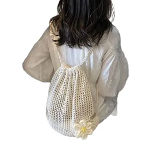 Sac à dos cordon tricoté blanc chic pour femmes, joli sac de plage floral décontracté.