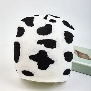 Berretto in maglia con motivo a mucca bianco e nero per autunno inverno, stile streetwear.