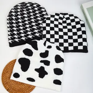 Berretto in maglia elegante con fantasia pied de poule e mucca autunno inverno moda.