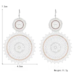Orecchini artigianali di perline giapponesi, design a doppio cerchio, vista dettaglio bianco.