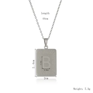 Collana con ciondolo lettera B in acciaio inossidabile e specifiche di dimensioni dettagliate.