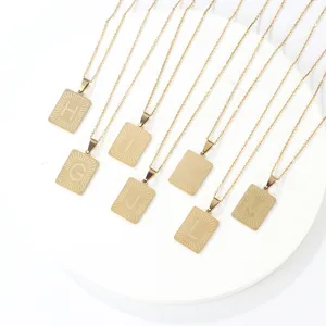 Collana con ciondolo a lettera iniziale rettangolare in acciaio inossidabile oro.