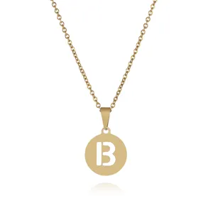 Nahaufnahme des goldenen Edelstahl hohlen Buchstaben B Halskettendetails und Kette.