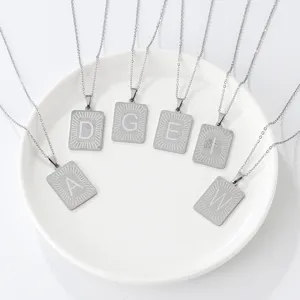 Collana con ciondolo a lettera in acciaio inossidabile, elegante gioiello rettangolare.