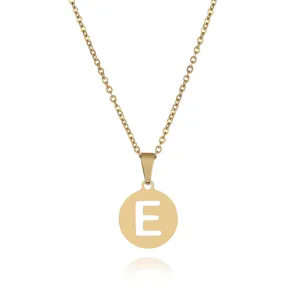 Goldene Edelstahl Halskette mit Buchstaben E Anhänger Detailansicht für den Alltag