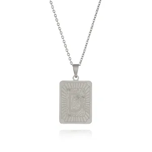 Primo piano dettagliato di una collana con ciondolo rettangolare in acciaio inox e lettera D.