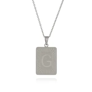Collana con ciondolo lettera G in acciaio inossidabile primo piano, catena fine e targhetta.