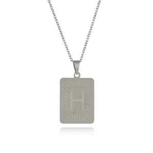 Collana con ciondolo lettera iniziale in acciaio inossidabile, gioiello minimalista chic.
