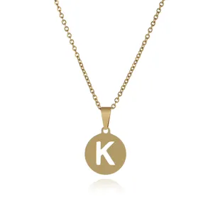 Goldfarbene Edelstahlanhaenger Halskette mit dem Anfangsbuchstaben K minimalistischer Schmuck.