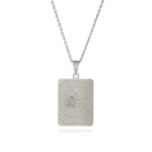Collana con ciondolo lettera iniziale in acciaio inossidabile, dettaglio della catena.