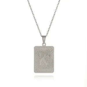 Collana con ciondolo lettera K rettangolare in acciaio inossidabile dettaglio inciso.